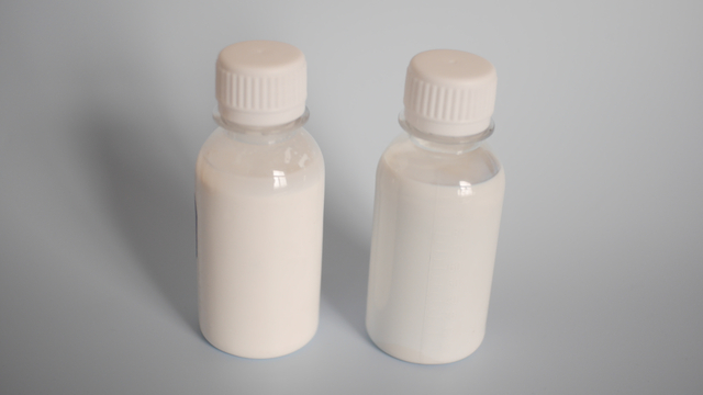 Белая жидкость дисперсии этанола изопропанола оксида цинка нано